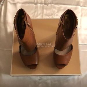 Gently worn Michael Kors Wyatt Open Toe heels Tan
